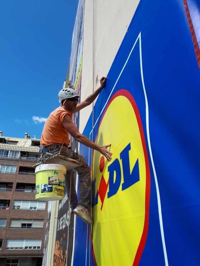 Colocación de carteles publicitarios