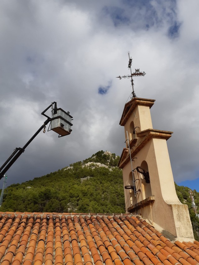 Colocación de veleta y pararrayos