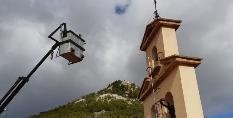 Colocación de veleta y pararrayos