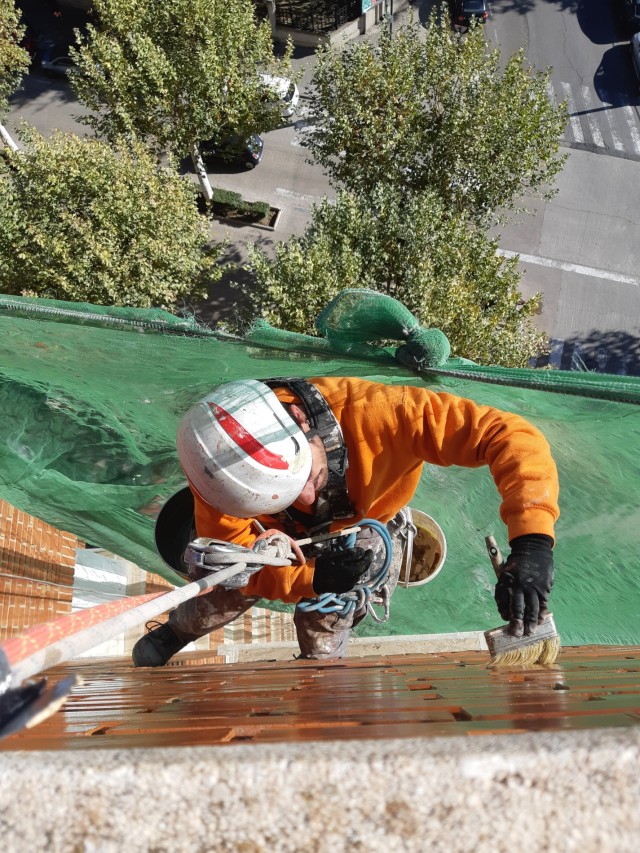 Rehabilitación de Fachadas de Caravista con Trabajos Verticales: La Solución Eficiente