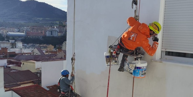 Descénder: Transformamos Espacios con Nuestra Innovadora Rehabilitación de Fachadas y Pintura Térmica