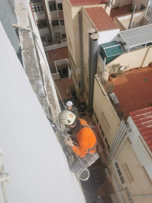 Rehabilitación de patio interior en Alicante tras la sustitución de bajantes de amianto