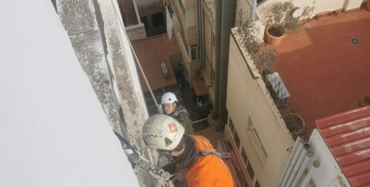 Rehabilitación de patio interior en Alicante tras la sustitución de bajantes de amianto