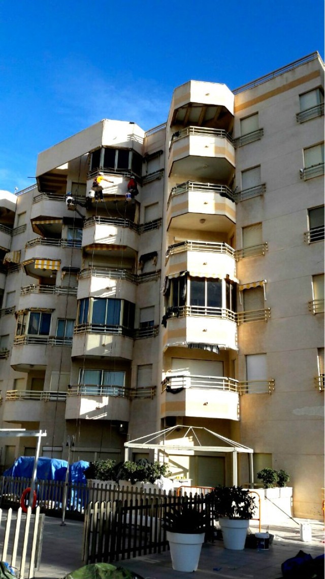 Rehabilitación integra del frente del forjado de los balcones