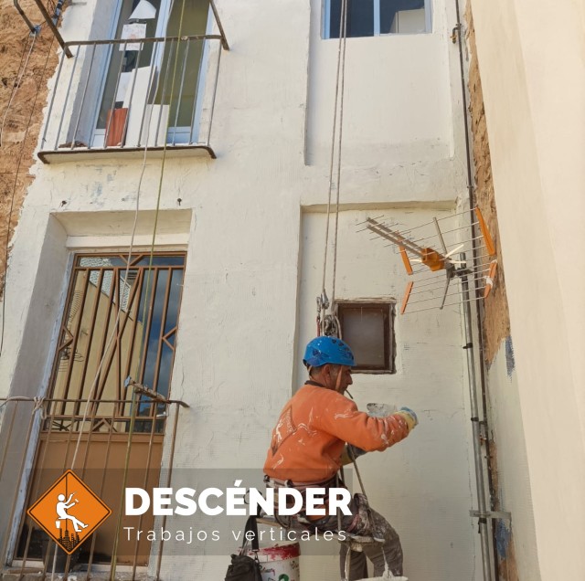Enlucido de Fachada en Mal Estado y Reparación de Fachada Trasera y Principal