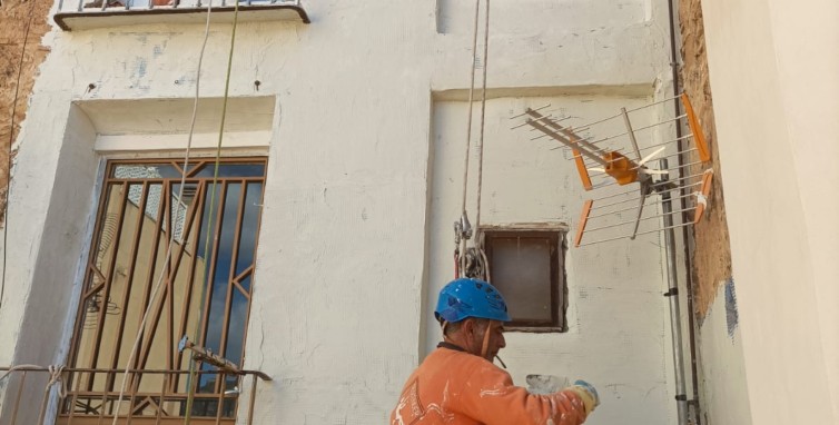 Enlucido de Fachada en Mal Estado y Reparación de Fachada Trasera y Principal