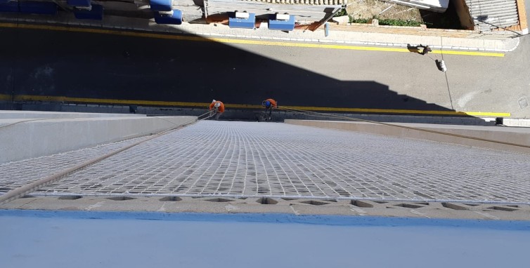 Malla para evitar que las aves accedan al interior de las galerías