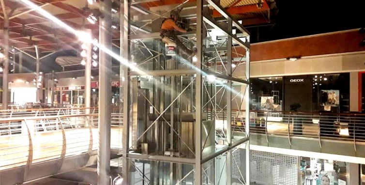 Trabajos de mantenimiento en el Centro Comercial La Vital de Gandía