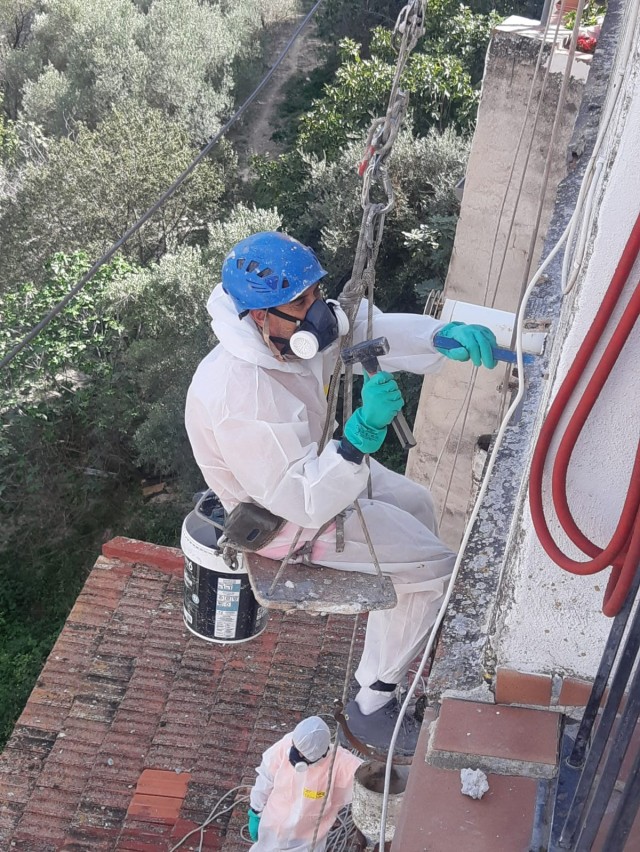 Retirada de Bajantes de Amianto en Patios Interiores: El Proceso de Seguridad de Descénder