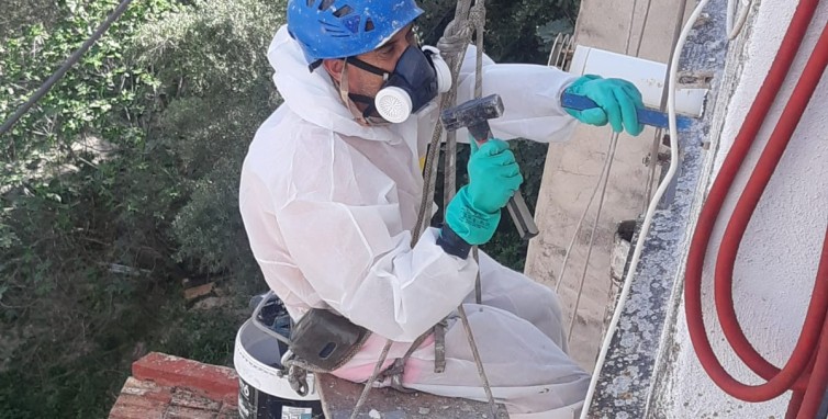 Retirada de Bajantes de Amianto en Patios Interiores: El Proceso de Seguridad de Descénder