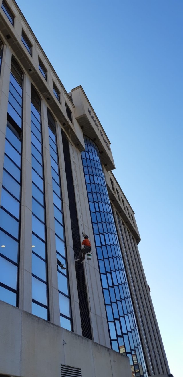 Rehabilitación de fachada con cristalera