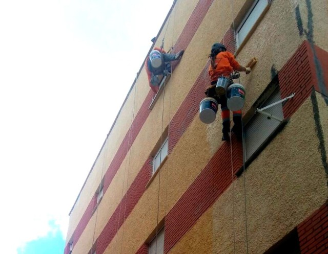 Rehabilitación integra de fachada de apartamentos en el Grao de Gandía