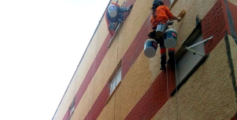Rehabilitación integra de fachada de apartamentos en el Grao de Gandía