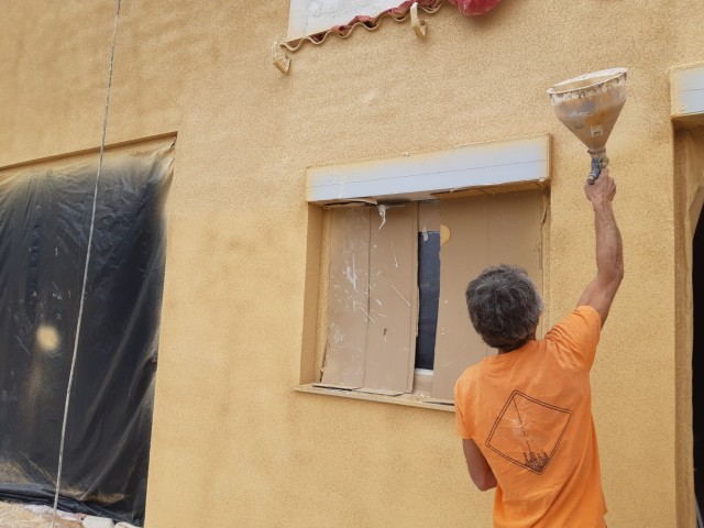 Corcho Proyectado: Solución Eficaz para la Mejora de Fachadas
