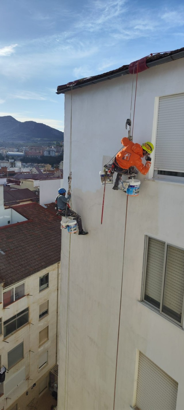 Prepara tu edificio para el invierno: mantenimiento preventivo en cubiertas y fachadas